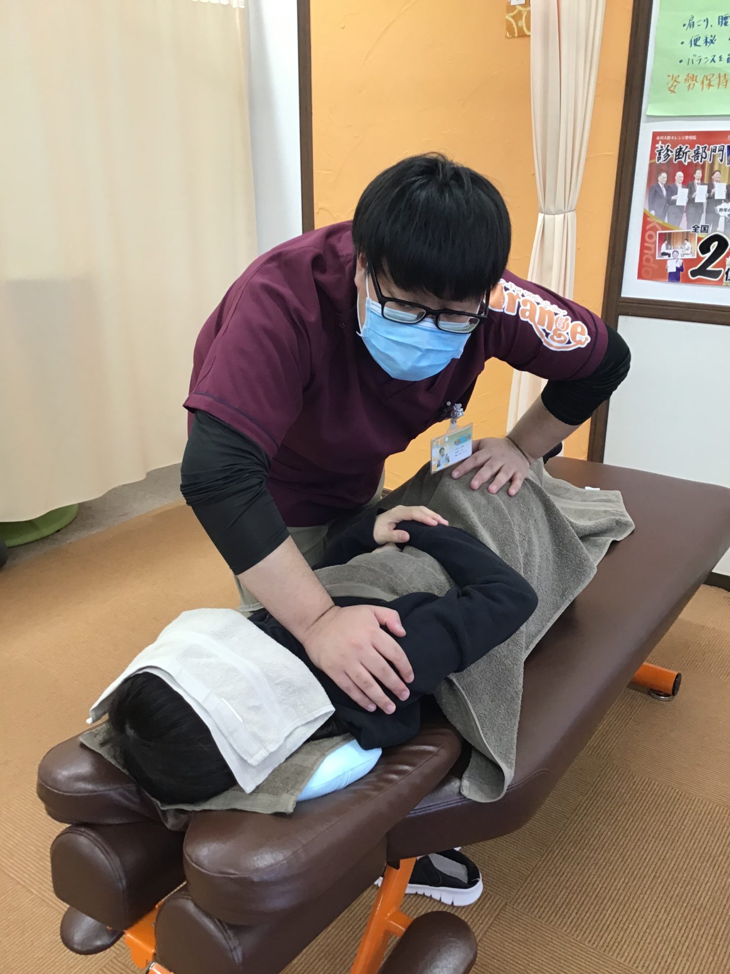 うつ伏せでの施術の様子