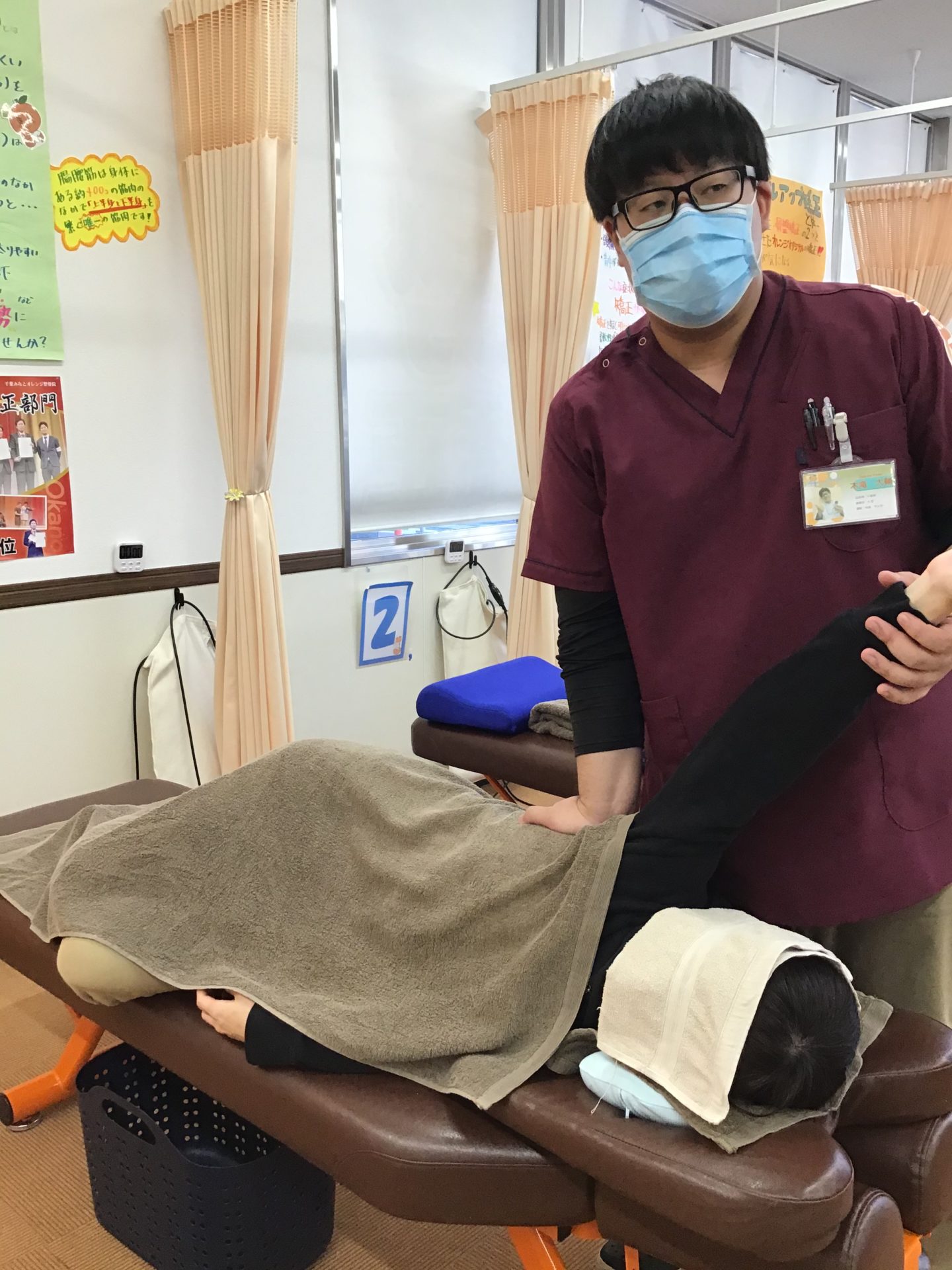 うつ伏せでの施術の様子