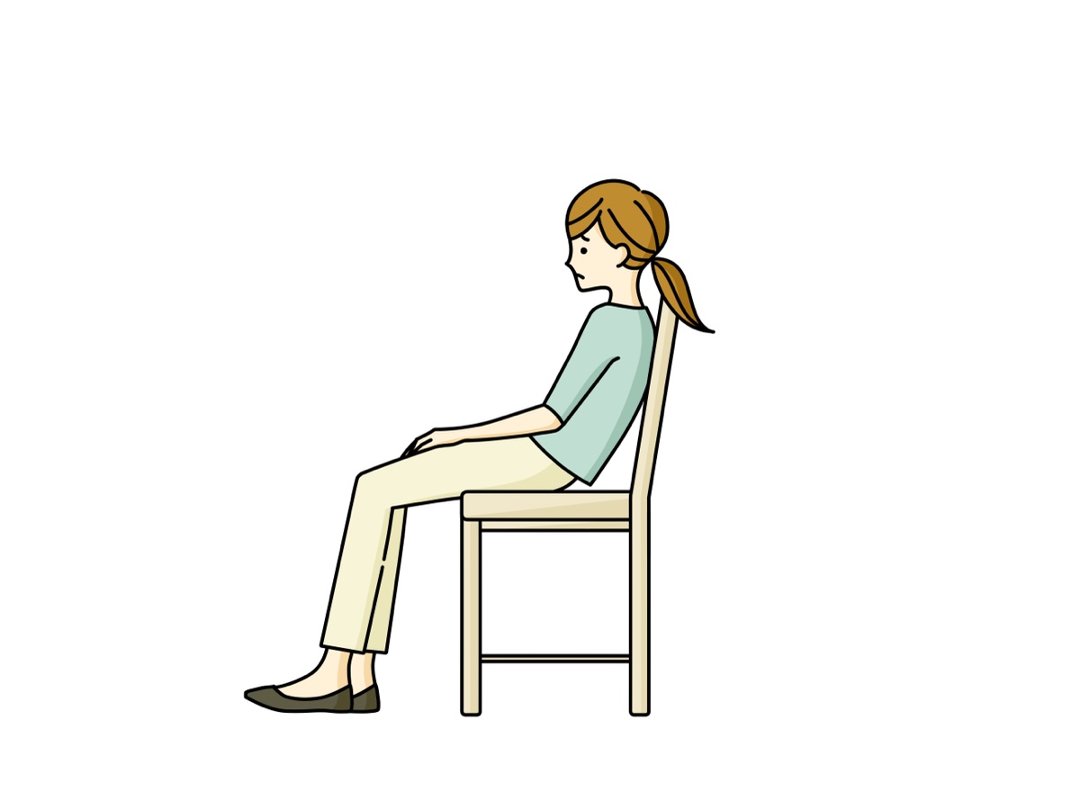 椅子の背もたれにもたれて浅く腰かける女性のイラスト