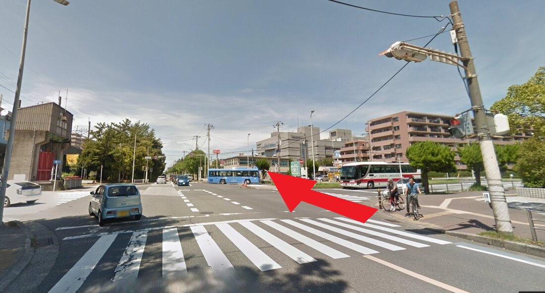 大きな交差点をそのまま直進する道順